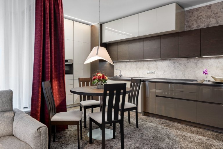 Interiér laděný do zemitých tónů, kterému dominují laky champagne a mocca s přírodní dýhou v tmavém odstínu. Tato kombinace byla zvolena také pro zbytek…