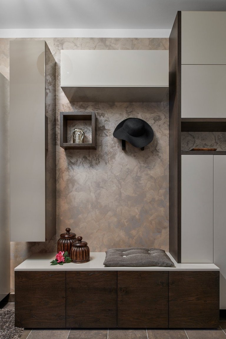 Interiér laděný do zemitých tónů, kterému dominují laky champagne a mocca s přírodní dýhou v tmavém odstínu. Tato kombinace byla zvolena také pro zbytek…