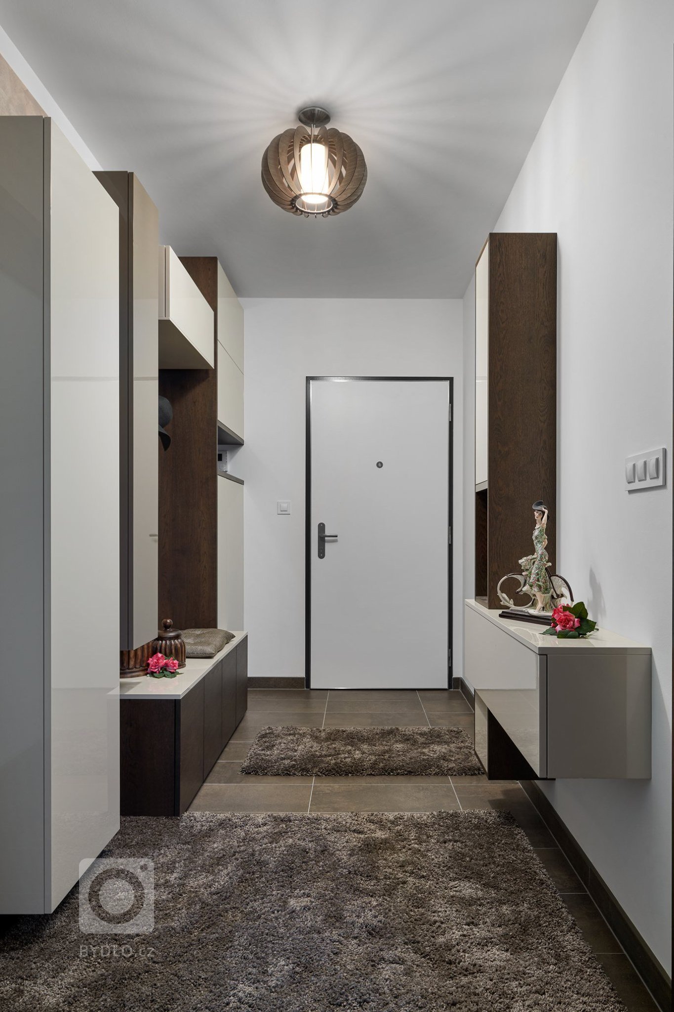 Interiér laděný do zemitých tónů, kterému dominují laky champagne a mocca s přírodní dýhou v tmavém odstínu. Tato kombinace byla zvolena také pro zbytek…