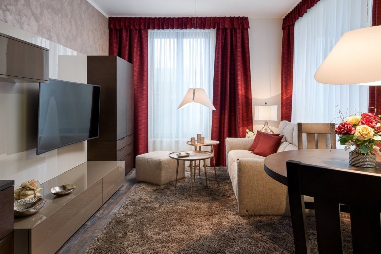 Interiér laděný do zemitých tónů, kterému dominují laky champagne a mocca s přírodní dýhou v tmavém odstínu. Tato kombinace byla zvolena také pro zbytek…