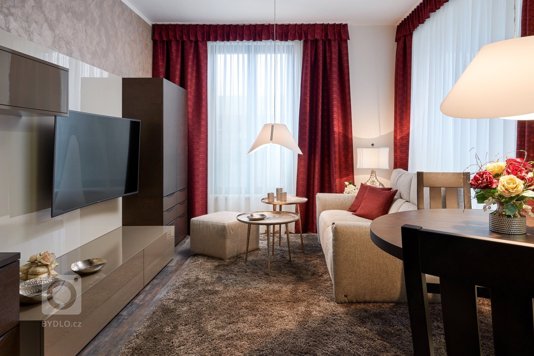 Interiér laděný do zemitých tónů, kterému dominují laky champagne a mocca s přírodní dýhou v tmavém odstínu. Tato kombinace byla zvolena také pro zbytek…