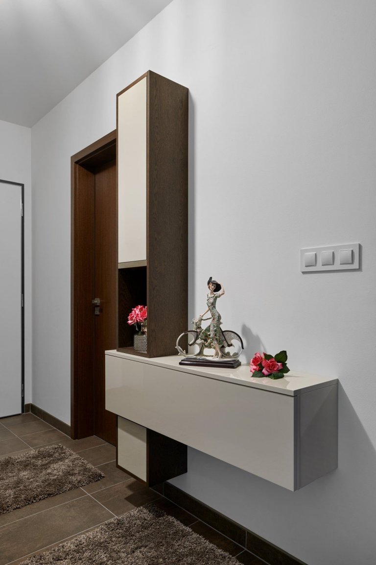 Interiér laděný do zemitých tónů, kterému dominují laky champagne a mocca s přírodní dýhou v tmavém odstínu. Tato kombinace byla zvolena také pro zbytek…