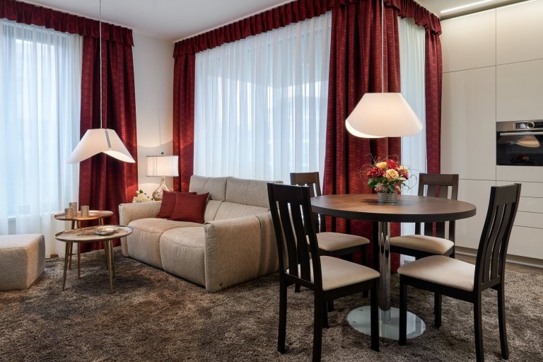 Interiér laděný do zemitých tónů, kterému dominují laky champagne a mocca s přírodní dýhou v tmavém odstínu. Tato kombinace byla zvolena také pro zbytek…