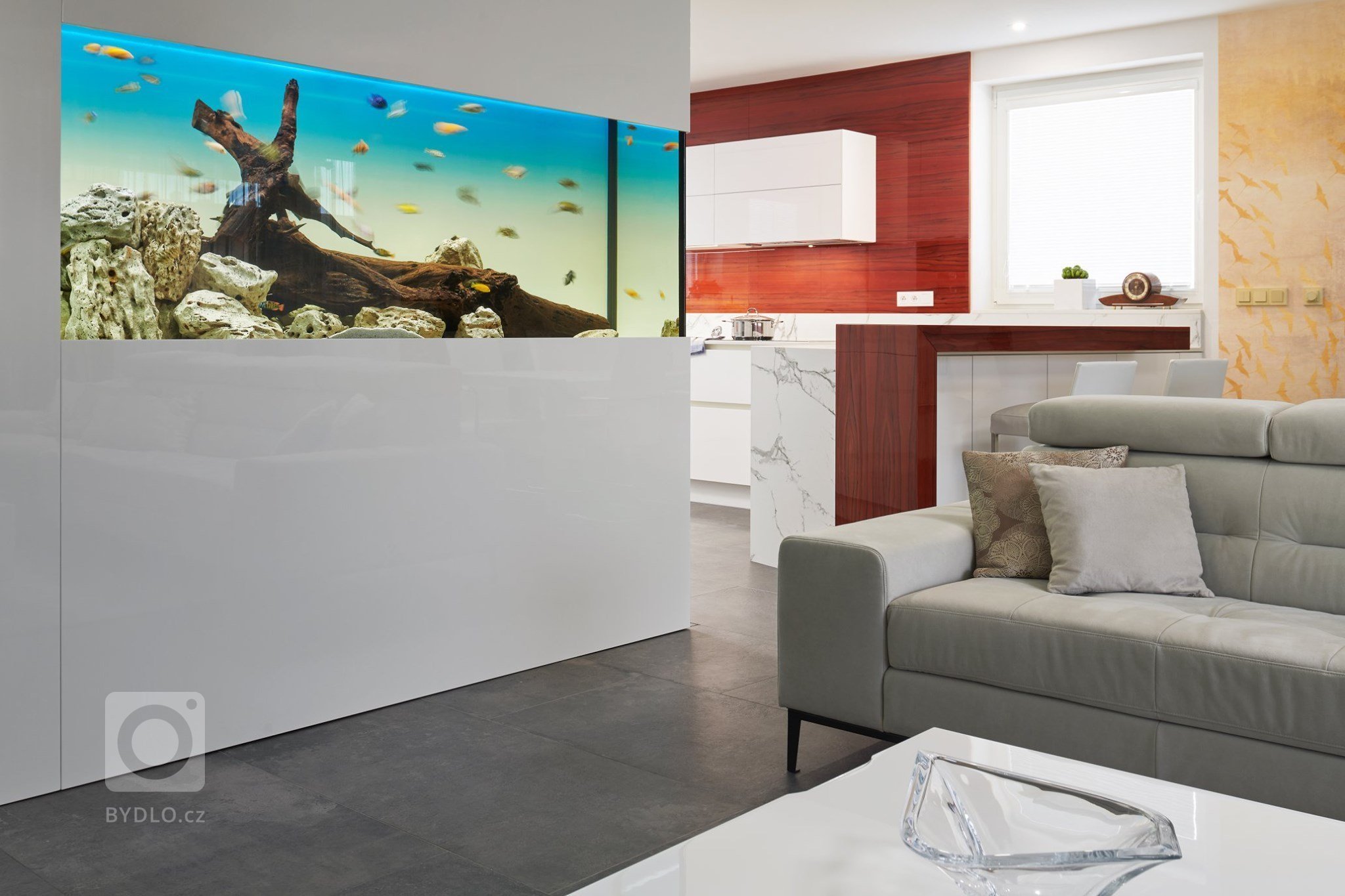 Realizace kompletního interiérů na míru s důkazem na detail. Kombinace prémiového lakování v bílém provedení s cizokrajnou prémiovou dýhou TINEO v lesku…