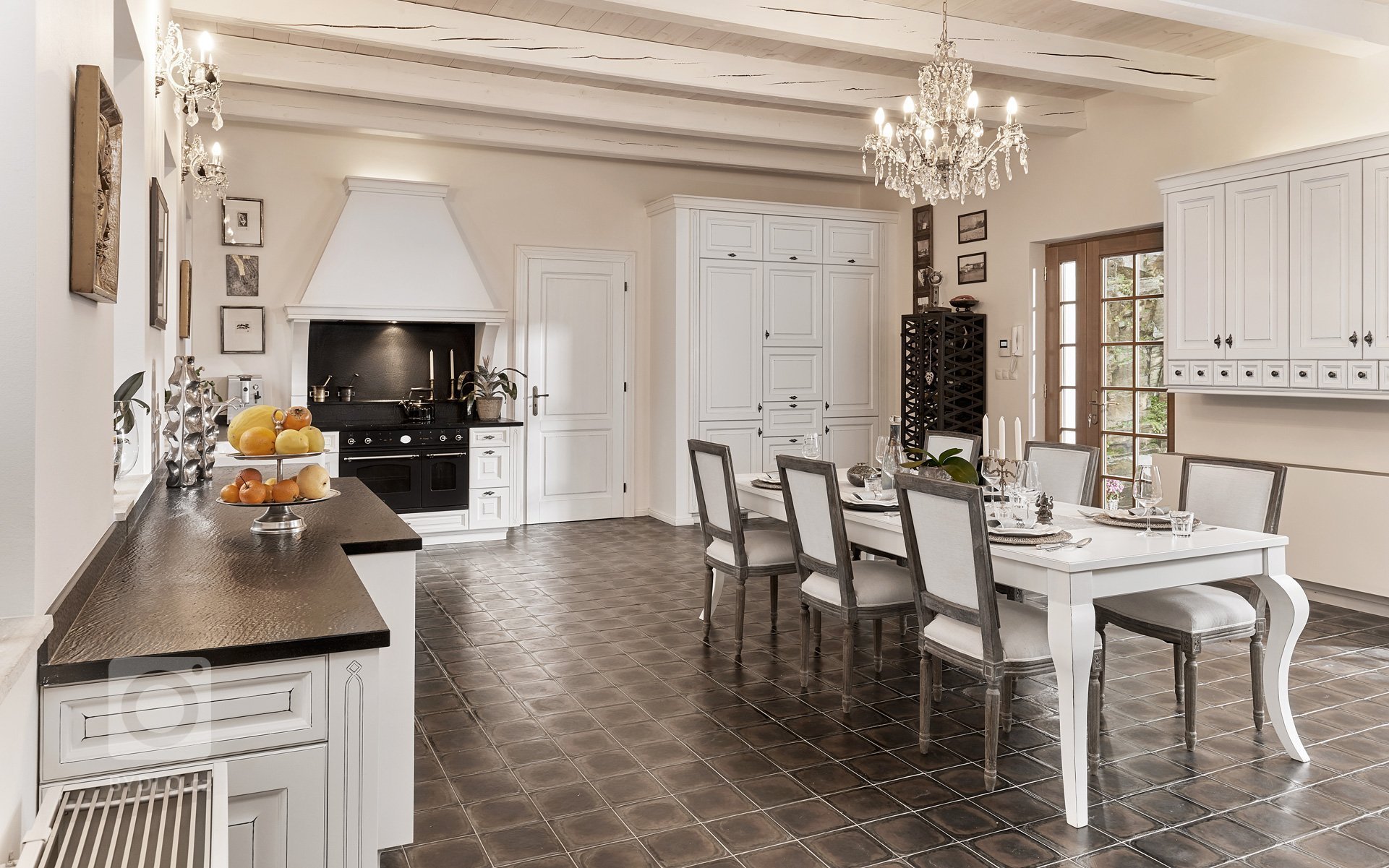 Rustikální a moderní kuchyně ve stylovém bydlení. Kuchyně MILANO a její typická profilovaná dvířka s ruční jemnou patinou a dalšími rustikálními prvky v…