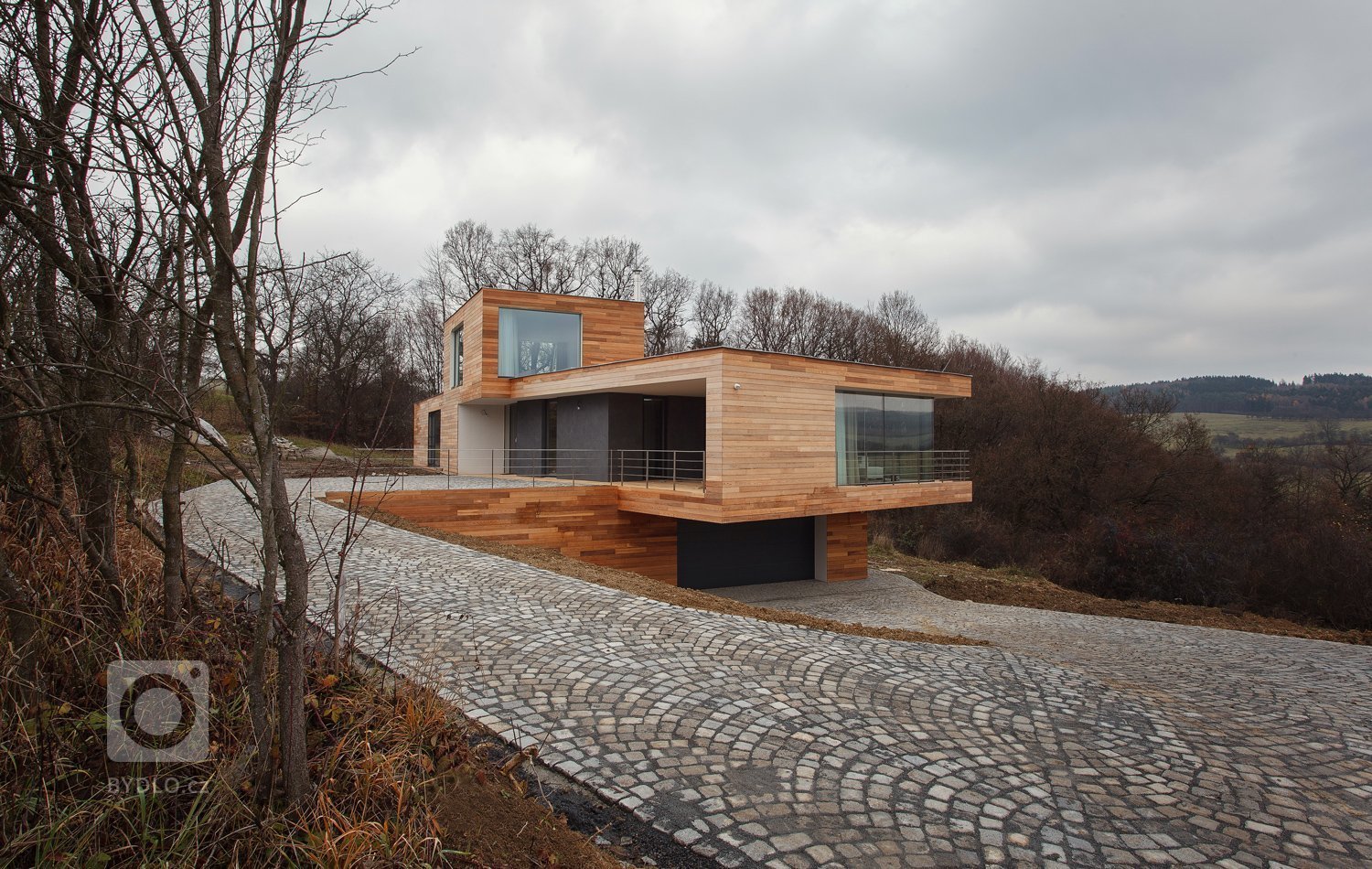 Představíme vám krásný dům citlivě zasazený do přírody s bohatým přísunem denního světla, ve kterém je jednou z dominant naše kuchyně v příjemném propojení…