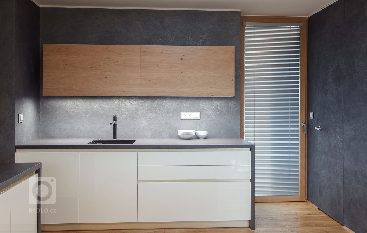 Představíme vám krásný dům citlivě zasazený do přírody s bohatým přísunem denního světla, ve kterém je jednou z dominant naše kuchyně v příjemném propojení…