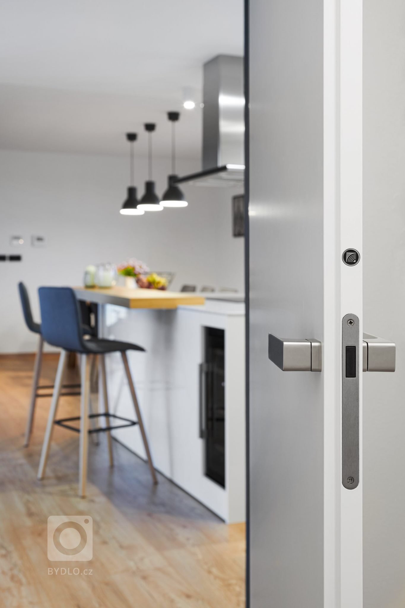 Moderní a útulné bydlení pro mladou rodinu v nadčasové kombinaci přírodní dýhy a bílého laku. Luxusní kuchyně v kombinaci přírodní dýhy dubu rustikal OLD s…