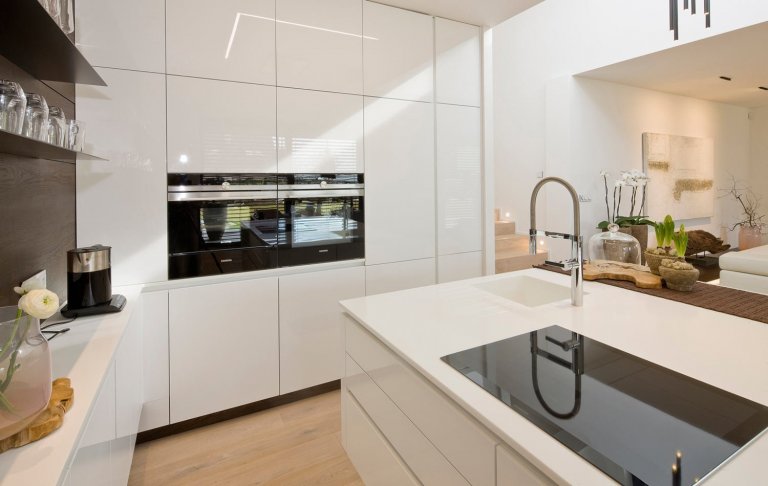 Moderní víceúrovňový dům s interiérovým nábytkem HANÁK na míru.&nbsp;Tento dům je zařízen zcela dle našeho Interior conceptu. Veškerý nábytek včetně dveří je…