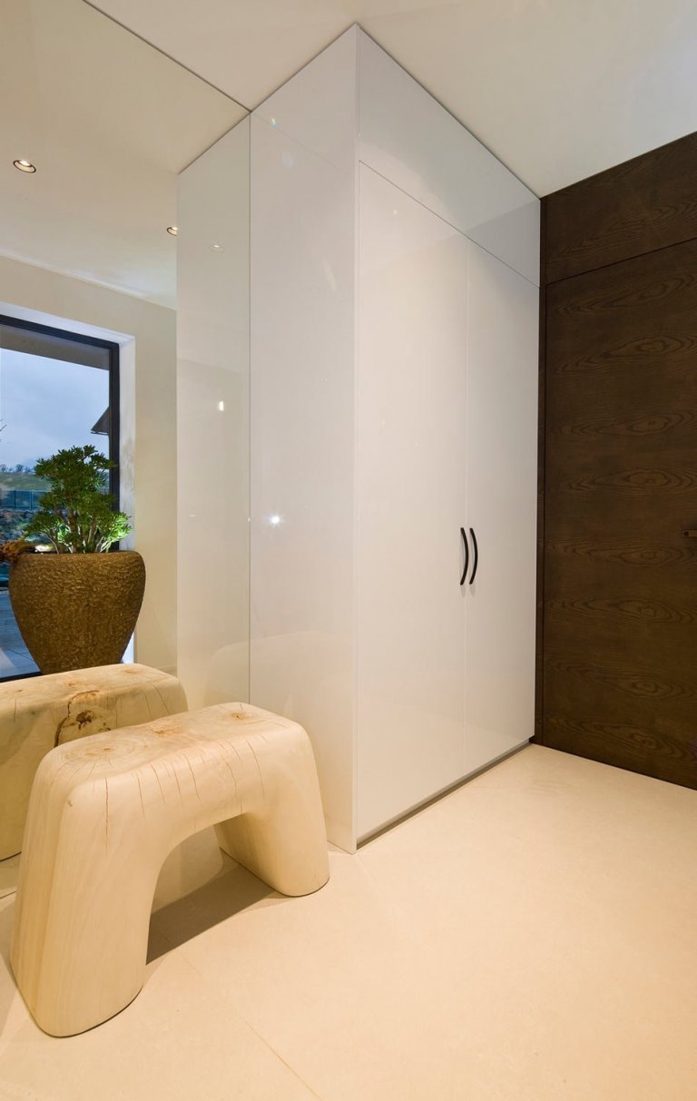 Moderní víceúrovňový dům s interiérovým nábytkem HANÁK na míru.&nbsp;Tento dům je zařízen zcela dle našeho Interior conceptu. Veškerý nábytek včetně dveří je…