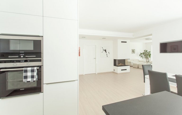 Je patrné, že bílá barva vládne současným interiérům. Zařízení rodinného domu v Přerově na následujících fotografiích potvrzuje tento trend.
