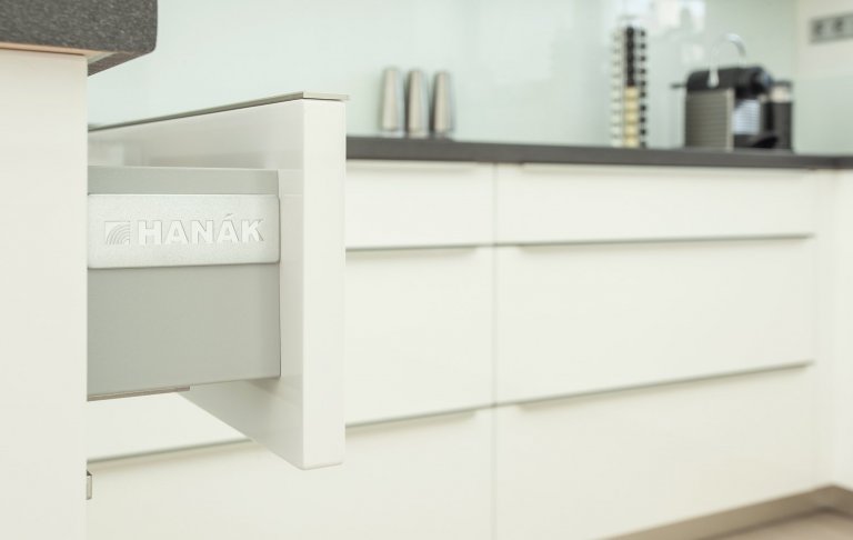 Náš nábytek opatřujeme štítky se značkou. Tady je ukázkový detail s decentním štítkem HANÁK na výsuvu.

