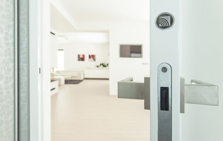 Naše dveře poznáte na první pohled i díky decentnímu puncu originality HANÁK v hraně dveří. Lpíme na detailu, i tuto nepostradatelnost, tedy identifikaci naší značky, jsme vyšperkovali.