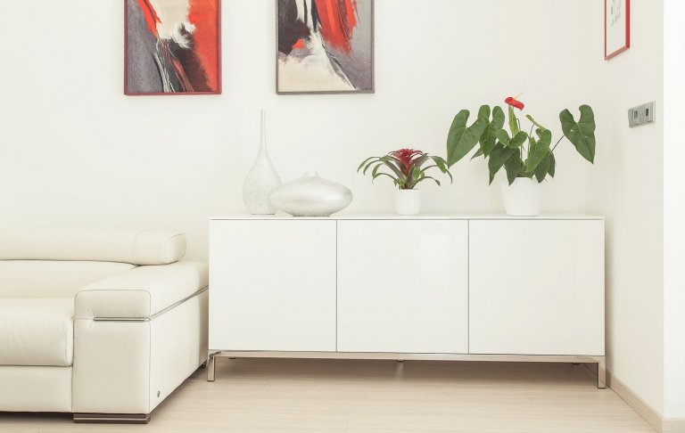 Pro obývací pokoj jsme vyrobili tv skříňku v bílém laku a také nízkou komodu s nerezovou podnoží. Vše ve vysokém lesku.