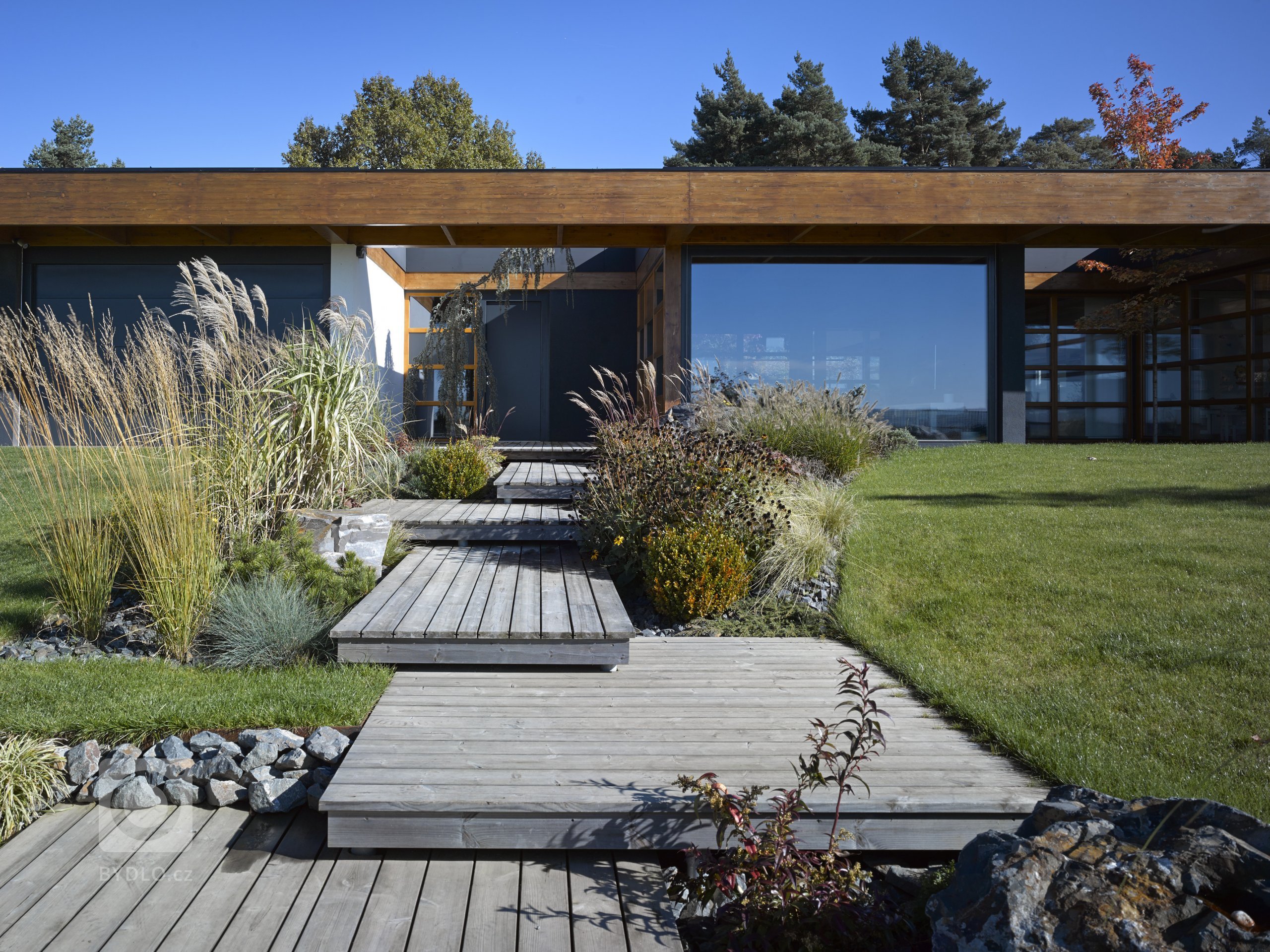 Dřevostavba jednopodlažního rodinného domu umístěného do mírně svažitého pozemku v Tehově u Prahy. Hlavním prvkem domu tvoří centrální vodní plocha osazena…