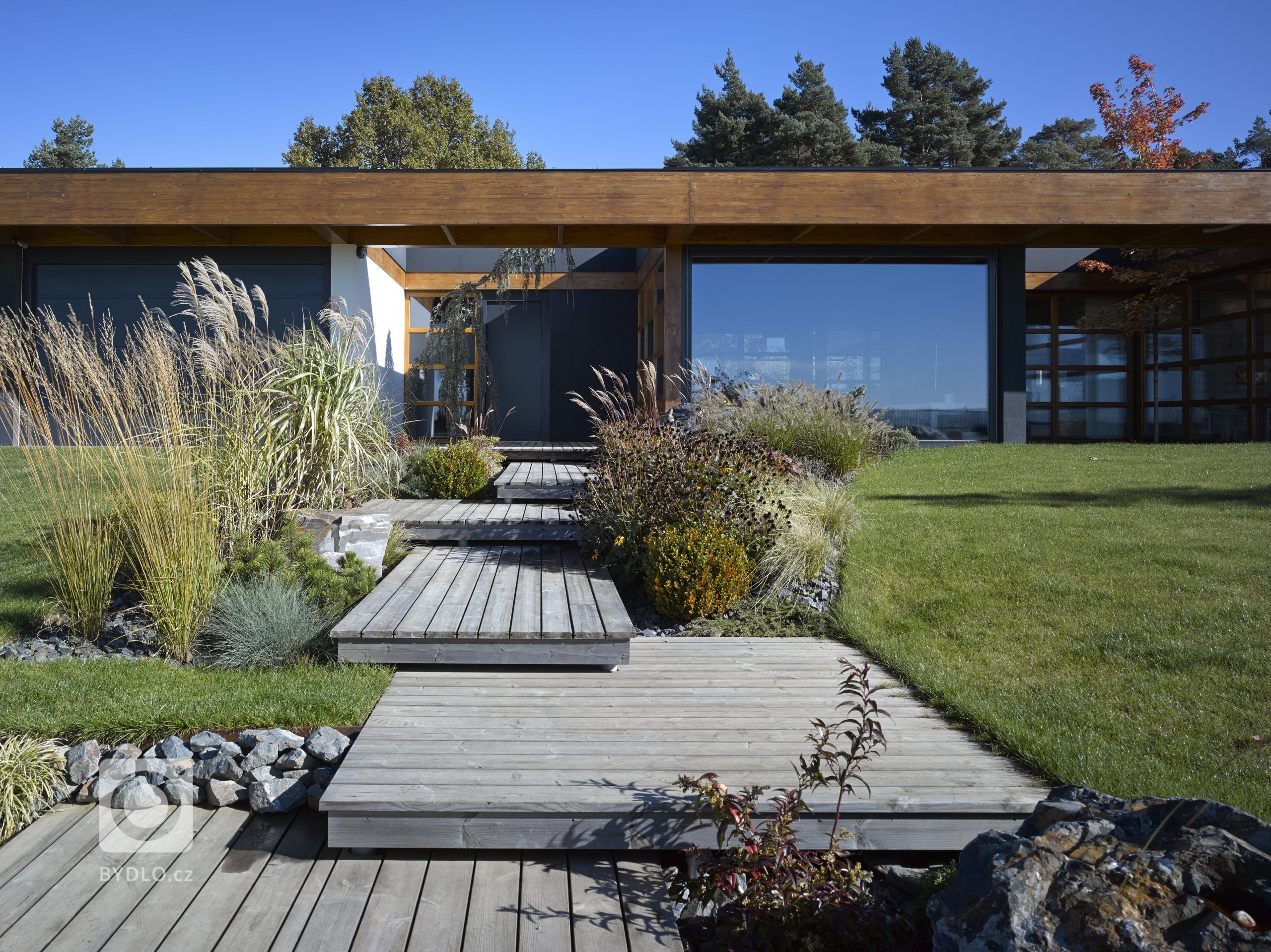 Dřevostavba jednopodlažního rodinného domu umístěného do mírně svažitého pozemku v Tehově u Prahy. Hlavním prvkem domu tvoří centrální vodní plocha osazena…