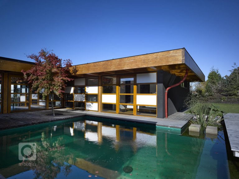 Dřevostavba jednopodlažního rodinného domu umístěného do mírně svažitého pozemku v Tehově u Prahy. Hlavním prvkem domu tvoří centrální vodní plocha osazena…