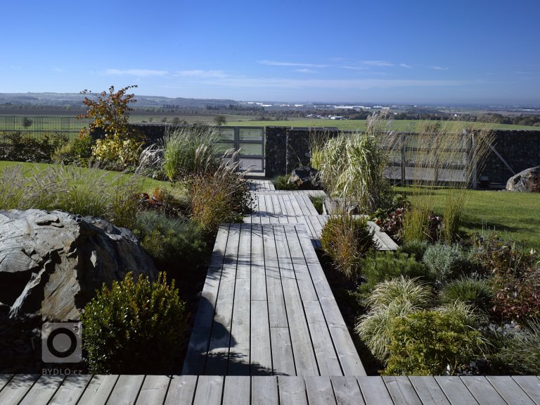 Dřevostavba jednopodlažního rodinného domu umístěného do mírně svažitého pozemku v Tehově u Prahy. Hlavním prvkem domu tvoří centrální vodní plocha osazena…