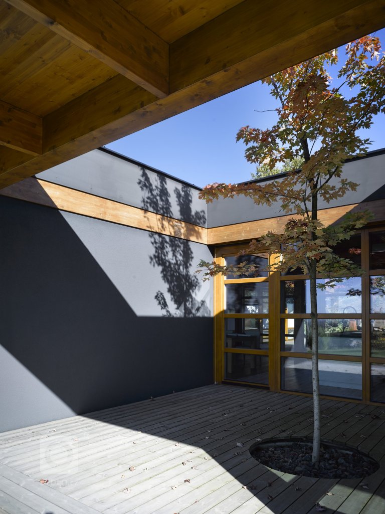 Dřevostavba jednopodlažního rodinného domu umístěného do mírně svažitého pozemku v Tehově u Prahy. Hlavním prvkem domu tvoří centrální vodní plocha osazena…