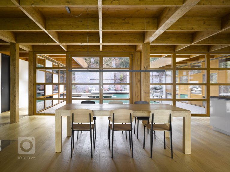 Dřevostavba jednopodlažního rodinného domu umístěného do mírně svažitého pozemku v Tehově u Prahy. Hlavním prvkem domu tvoří centrální vodní plocha osazena…