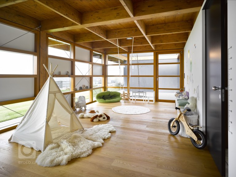 Dřevostavba jednopodlažního rodinného domu umístěného do mírně svažitého pozemku v Tehově u Prahy. Hlavním prvkem domu tvoří centrální vodní plocha osazena…