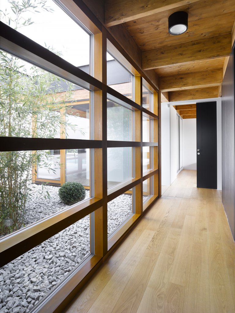 Dřevostavba jednopodlažního rodinného domu umístěného do mírně svažitého pozemku v Tehově u Prahy. Hlavním prvkem domu tvoří centrální vodní plocha osazena…