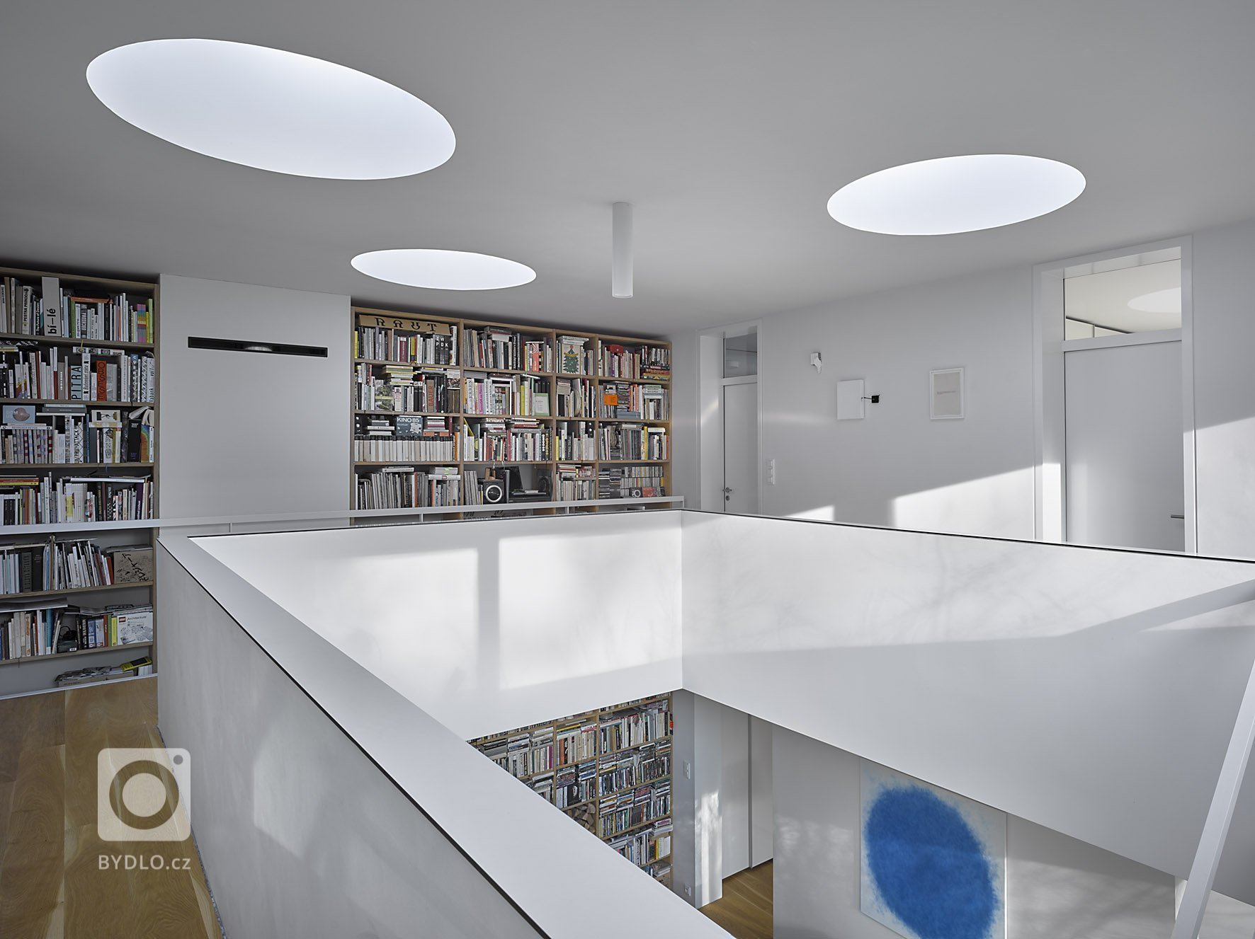 Hmotu rodinného domu v&nbsp;Červených Pečkách navržený pro grafického designéra Petra Babáka

a jeho rodinu tvoří exaktní bílý nepodsklepený dvoupodlažní…