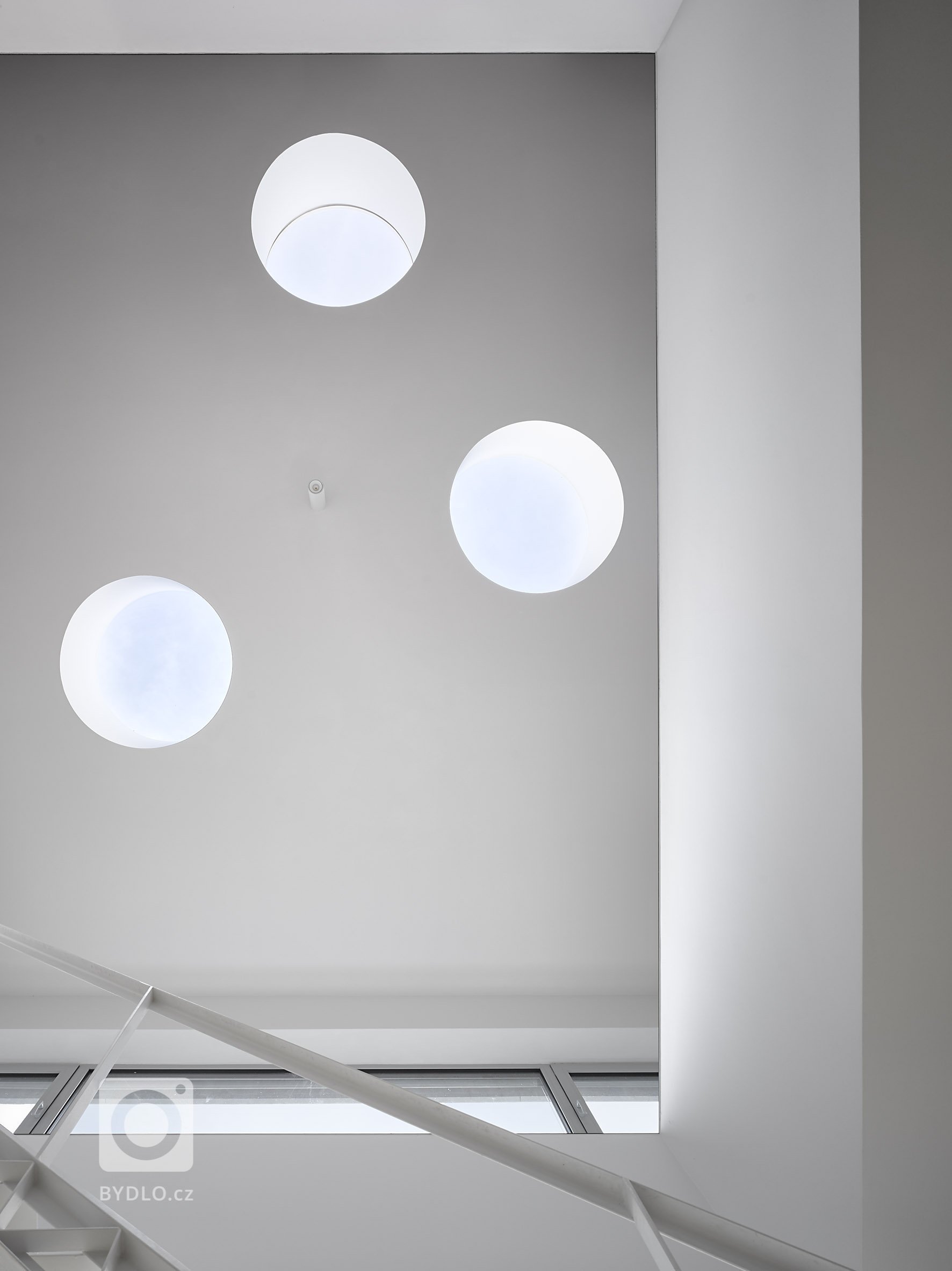 Hmotu rodinného domu v&nbsp;Červených Pečkách navržený pro grafického designéra Petra Babáka

a jeho rodinu tvoří exaktní bílý nepodsklepený dvoupodlažní…