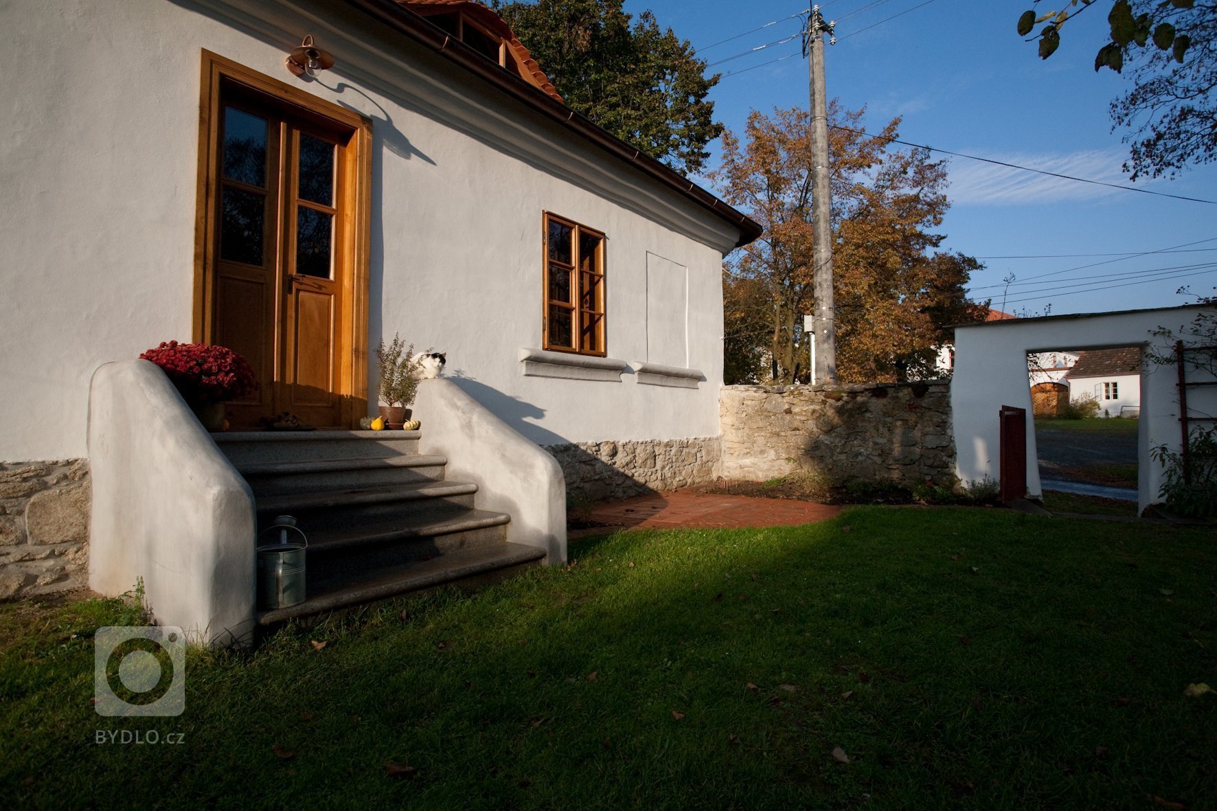Tato krásná podšumavská fara patří našim milým známým, Martině a Honzovi Radvanovým. Ti ji nejen takhle zvelebují, ale navíc ji i celičkou provoněli svou prací…