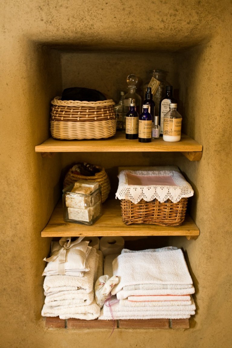 Tato krásná podšumavská fara patří našim milým známým, Martině a Honzovi Radvanovým. Ti ji nejen takhle zvelebují, ale navíc ji i celičkou provoněli svou prací…