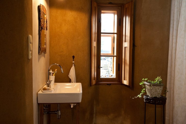 Tato krásná podšumavská fara patří našim milým známým, Martině a Honzovi Radvanovým. Ti ji nejen takhle zvelebují, ale navíc ji i celičkou provoněli svou prací…