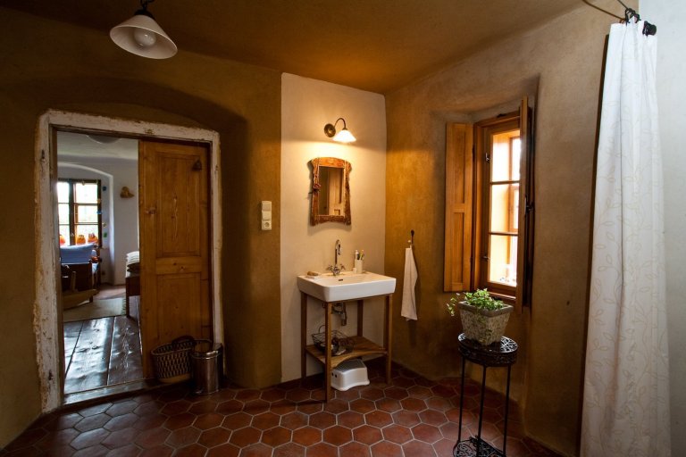 Tato krásná podšumavská fara patří našim milým známým, Martině a Honzovi Radvanovým. Ti ji nejen takhle zvelebují, ale navíc ji i celičkou provoněli svou prací…