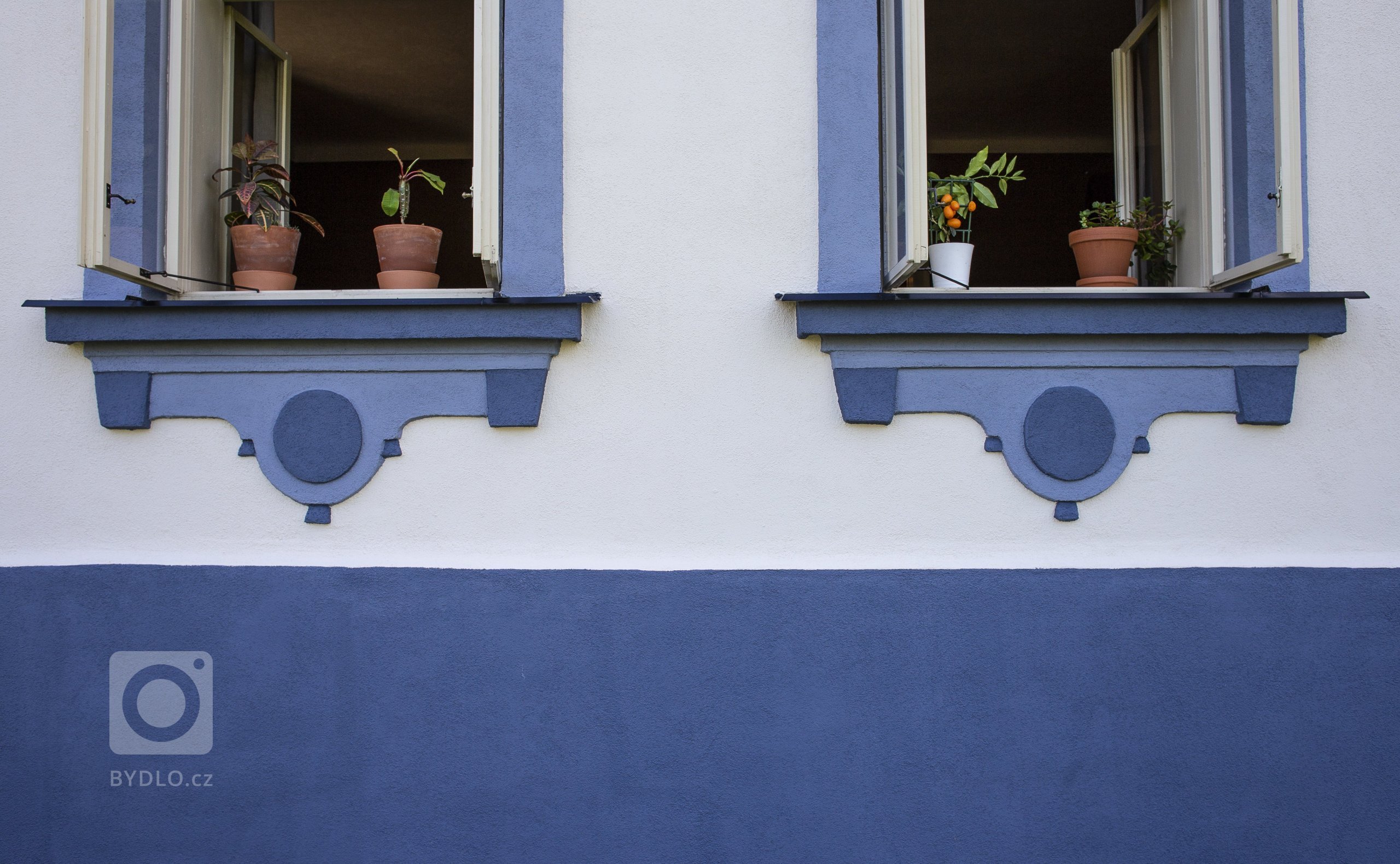 Rekonstrukci jsme prováděli v letech 2016-2017. Dispozice domu zachována. Ve všech místnostech použitá naše hliněná omítka. Přírodní nátěry na dřevo a zdi,…