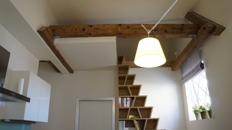 Úprava dispozice, nová ložnice a nad ní podkrovní prostor pro příležitostné přespání hostů. Výrazný design knihovny, sloužící také k&nbsp;výstupu hostů do…