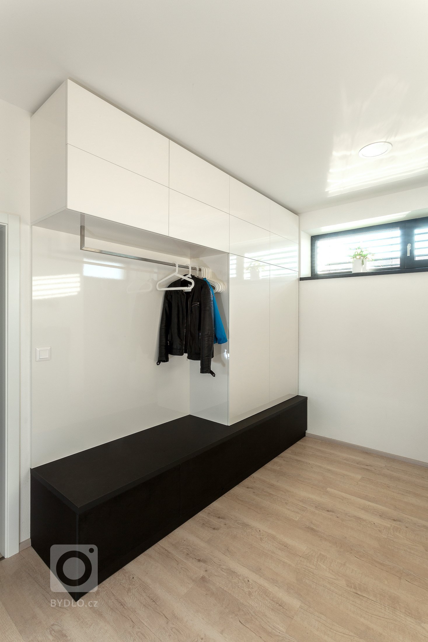 Přinášíme nahlédnutí do dalšího interiéru realizovaného naší společností. Pro věrného zákazníka jsme navrhli a realizovali již druhý interiér
