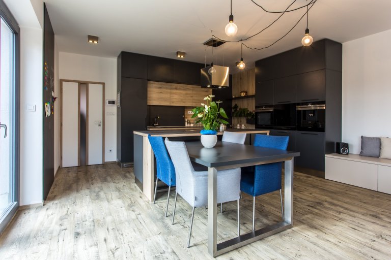 Interiér s nádechem skandinávského stylu. Nábytek včetně pohovky vyroben na zakázku. Pracovní deska z extrémně odolné velkoformátové keramiky Neolith,…