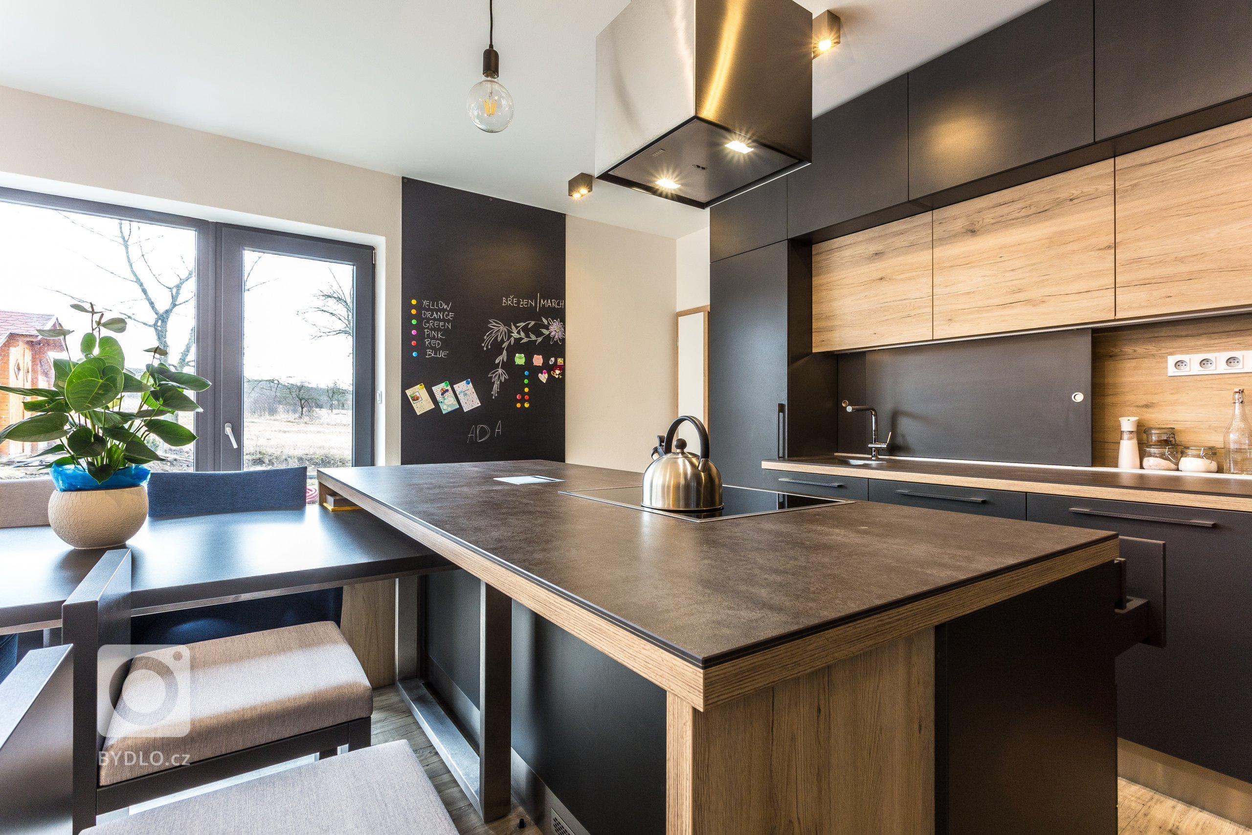 Interiér s nádechem skandinávského stylu. Nábytek včetně pohovky vyroben na zakázku. Pracovní deska z extrémně odolné velkoformátové keramiky Neolith,…