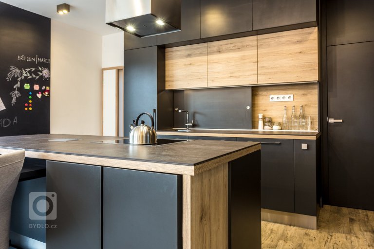 Interiér s nádechem skandinávského stylu. Nábytek včetně pohovky vyroben na zakázku. Pracovní deska z extrémně odolné velkoformátové keramiky Neolith,…