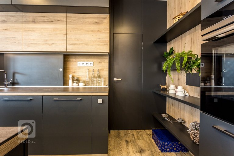 Interiér s nádechem skandinávského stylu. Nábytek včetně pohovky vyroben na zakázku. Pracovní deska z extrémně odolné velkoformátové keramiky Neolith,…