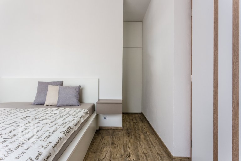 Interiér s nádechem skandinávského stylu. Nábytek včetně pohovky vyroben na zakázku. Pracovní deska z extrémně odolné velkoformátové keramiky Neolith,…