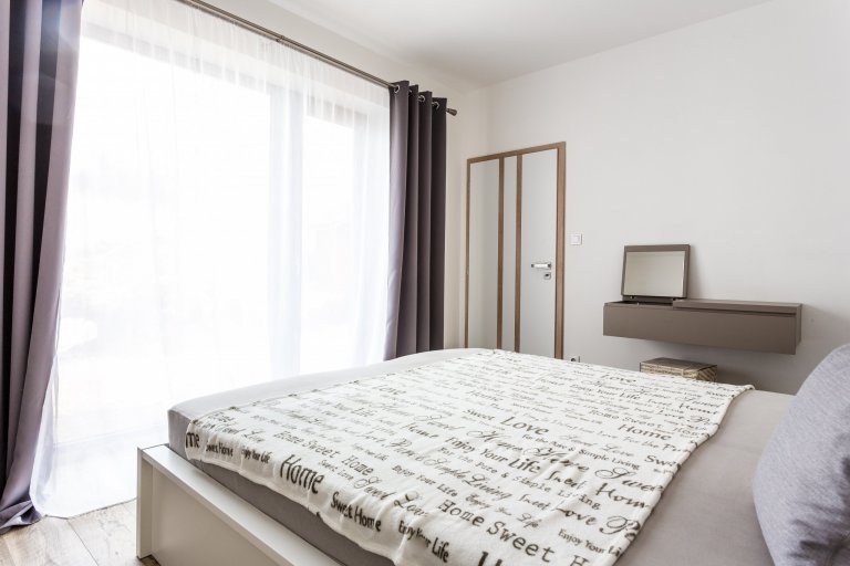 Interiér s nádechem skandinávského stylu. Nábytek včetně pohovky vyroben na zakázku. Pracovní deska z extrémně odolné velkoformátové keramiky Neolith,…