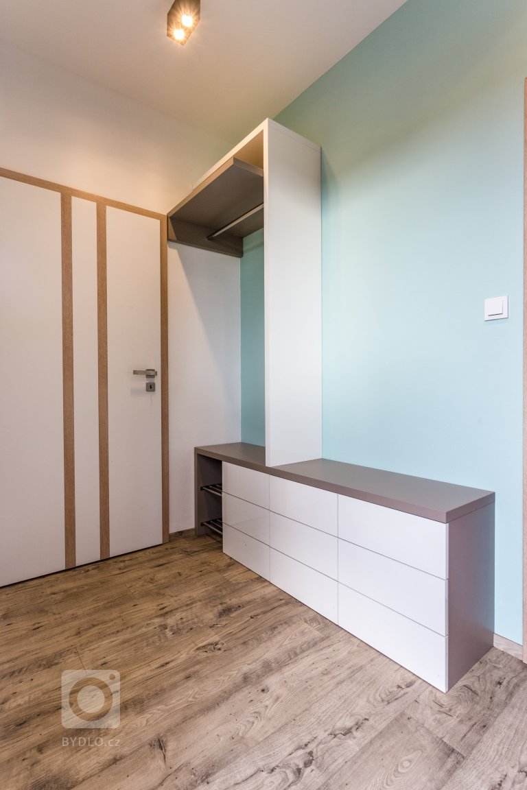 Interiér s nádechem skandinávského stylu. Nábytek včetně pohovky vyroben na zakázku. Pracovní deska z extrémně odolné velkoformátové keramiky Neolith,…