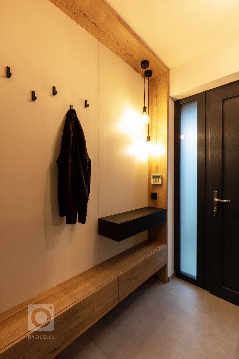 Investor nás oslovil&nbsp;s přáním navrhnout&nbsp;interiér&nbsp;pro&nbsp;novostavbu&nbsp;rodinného domu ve&nbsp;Starém Městě.&nbsp;Požadavkem mladého páru bylo…
