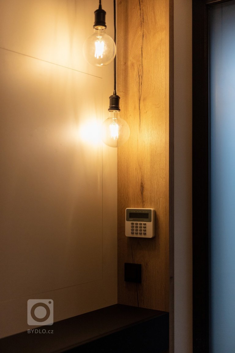 Investor nás oslovil&nbsp;s přáním navrhnout&nbsp;interiér&nbsp;pro&nbsp;novostavbu&nbsp;rodinného domu ve&nbsp;Starém Městě.&nbsp;Požadavkem mladého páru bylo…