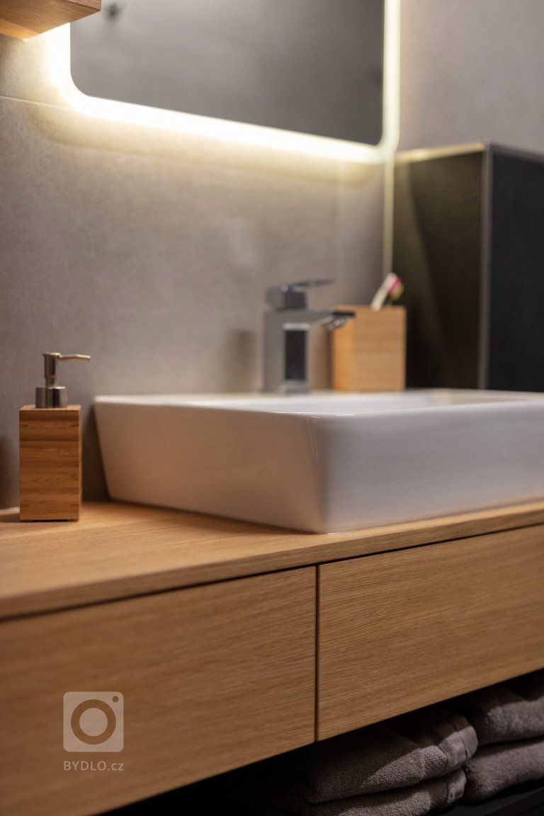 Investor nás oslovil&nbsp;s přáním navrhnout&nbsp;interiér&nbsp;pro&nbsp;novostavbu&nbsp;rodinného domu ve&nbsp;Starém Městě.&nbsp;Požadavkem mladého páru bylo…