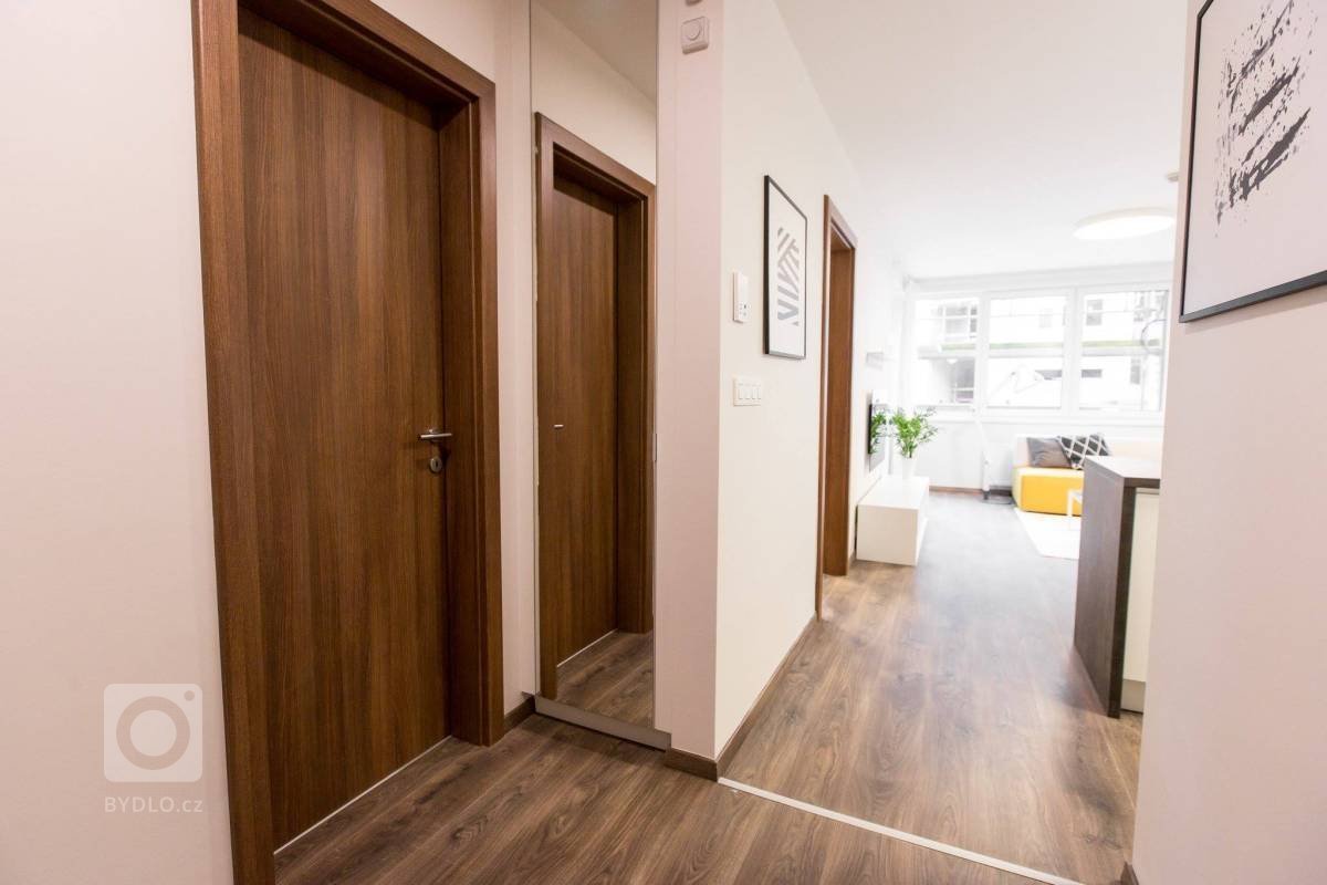 Realizácia 2-izbového bytu v projekte Malé Krasňany.&nbsp;

Overená kombinácia Bielej perleťovej a tmavého betónu.&nbsp;
