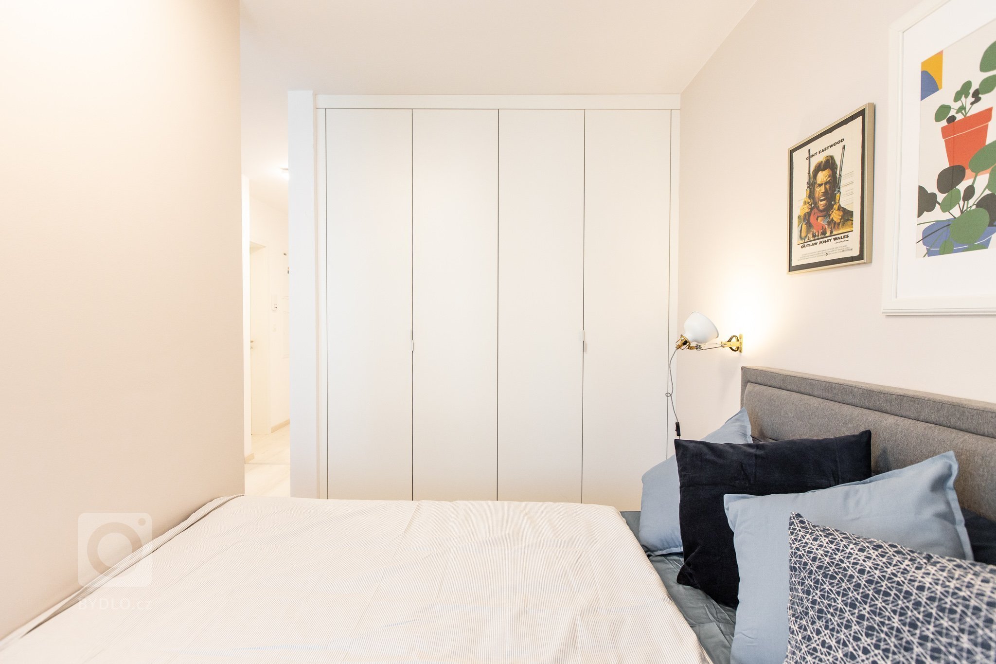 Jednoizbový byt v Malých Krasňanoch - vkusne zariadená obývacia časť s kuchyňou. V spacej časti sme zhotovili vstavané skrine v bielej farbe aby čo najviac…