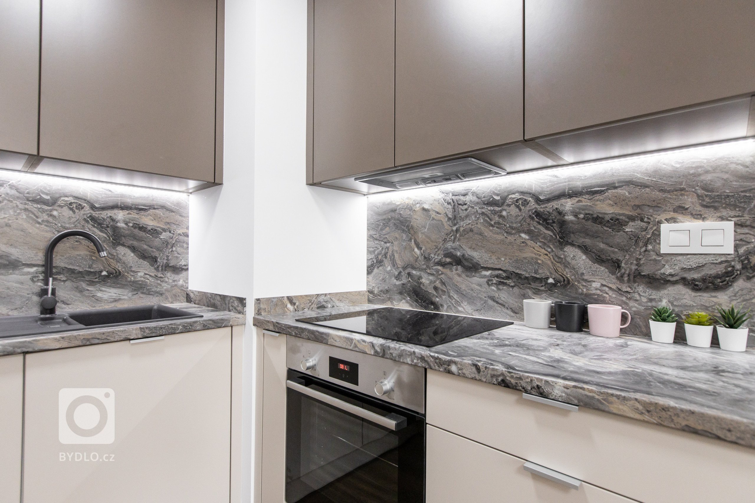 Povedzme si úprimne,&nbsp;mramor nie je lacná záležitosť. Nie je to ani materiál, ktorý použijete v interiéri bytu, ktorý plánujete prenajímať. Ak by ste ho…