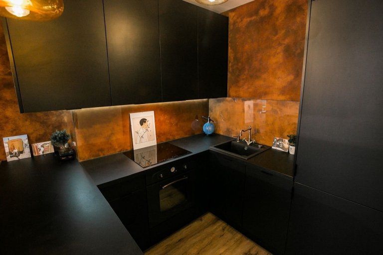 Použité materiály

Skrinky: Čierny mat
Pracovná doska: Čierny mat
Osvetlenie: LED studená biela
Zástena: benátsky štuk
