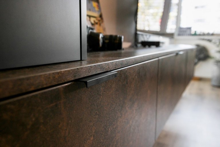 Použité materiály

Skrinky: Čierny mat
Pracovná doska: Čierny mat
Osvetlenie: LED studená biela
Zástena: benátsky štuk
